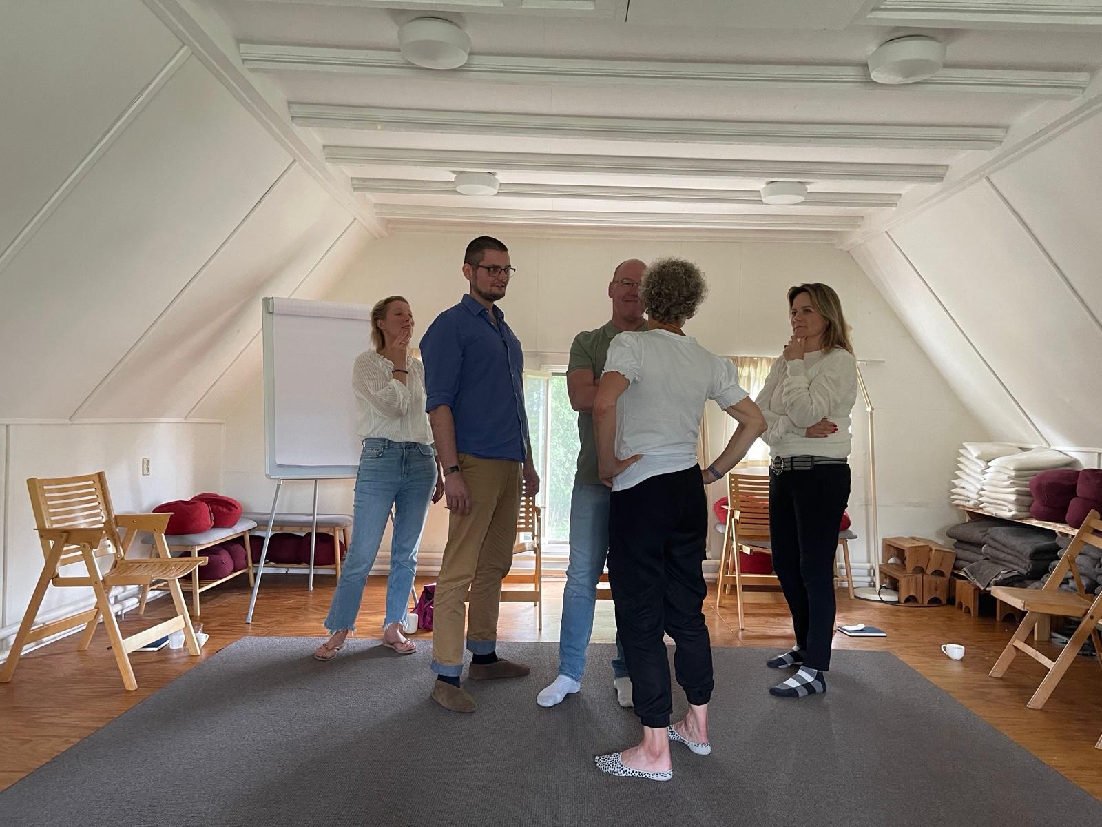 Groep tijdens een oefening met Suzanne, training Coachend leiderschap