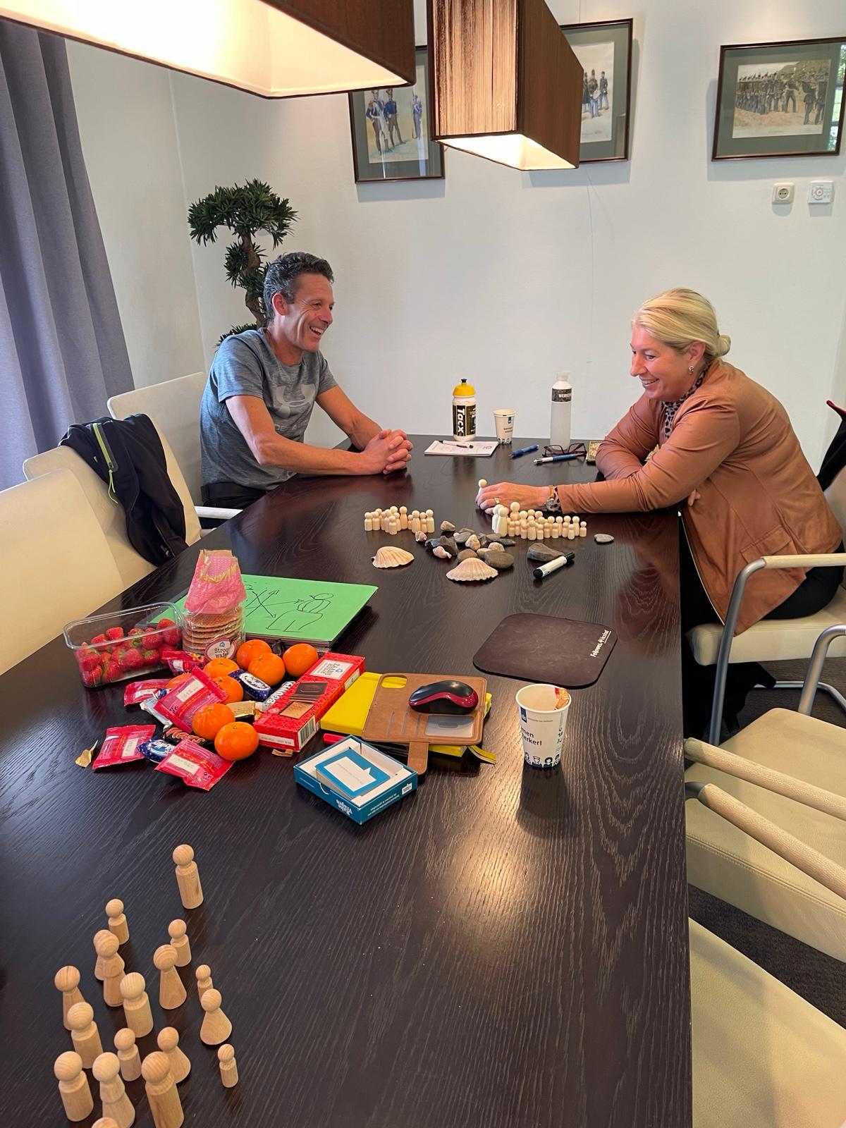 Twee deelnemers oefenen met het trainingsmateriaal