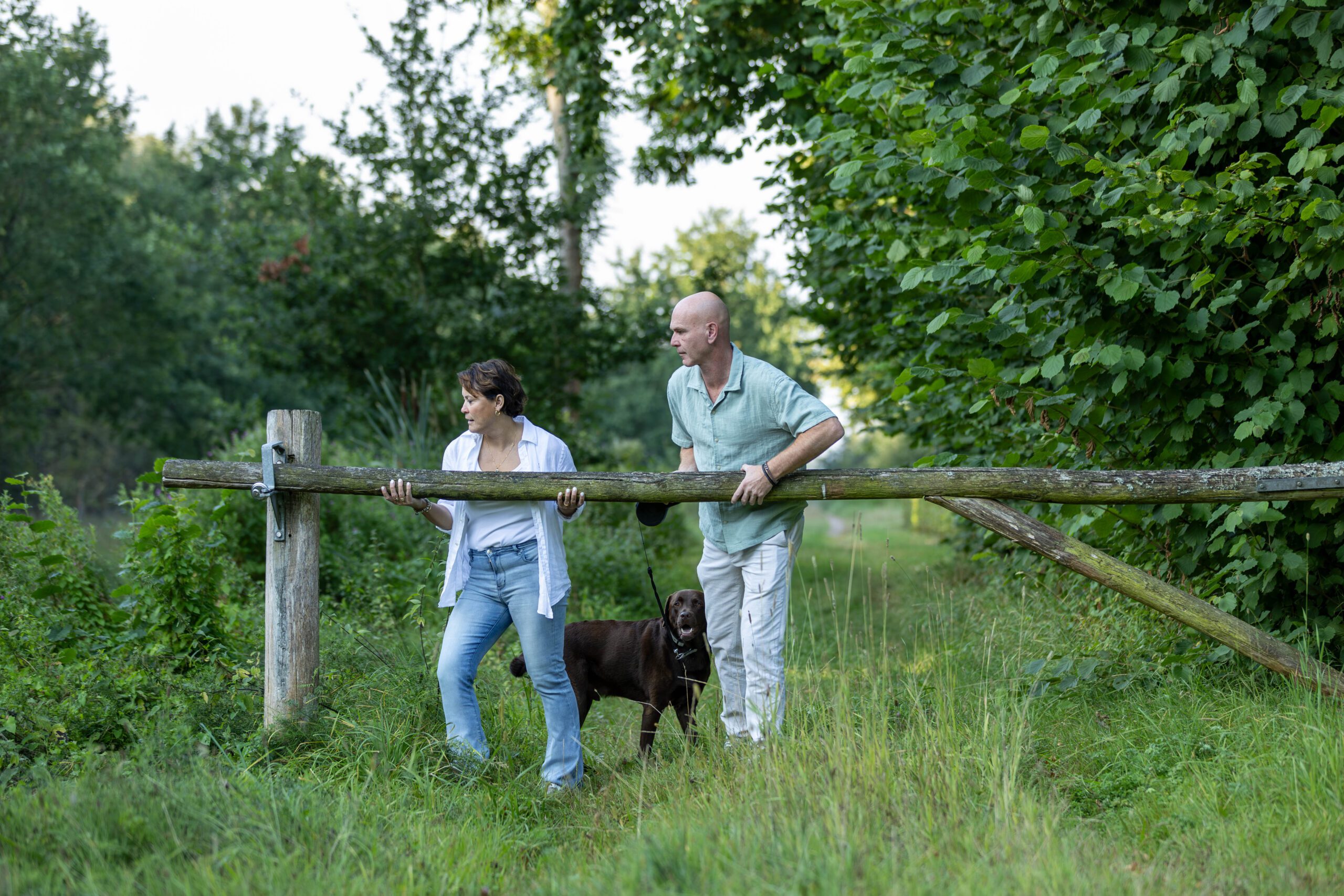 Suzanne en Hans bij het openstaande hek van de locatie van de kennismakingsochtend persoonlijke ontwikkeling