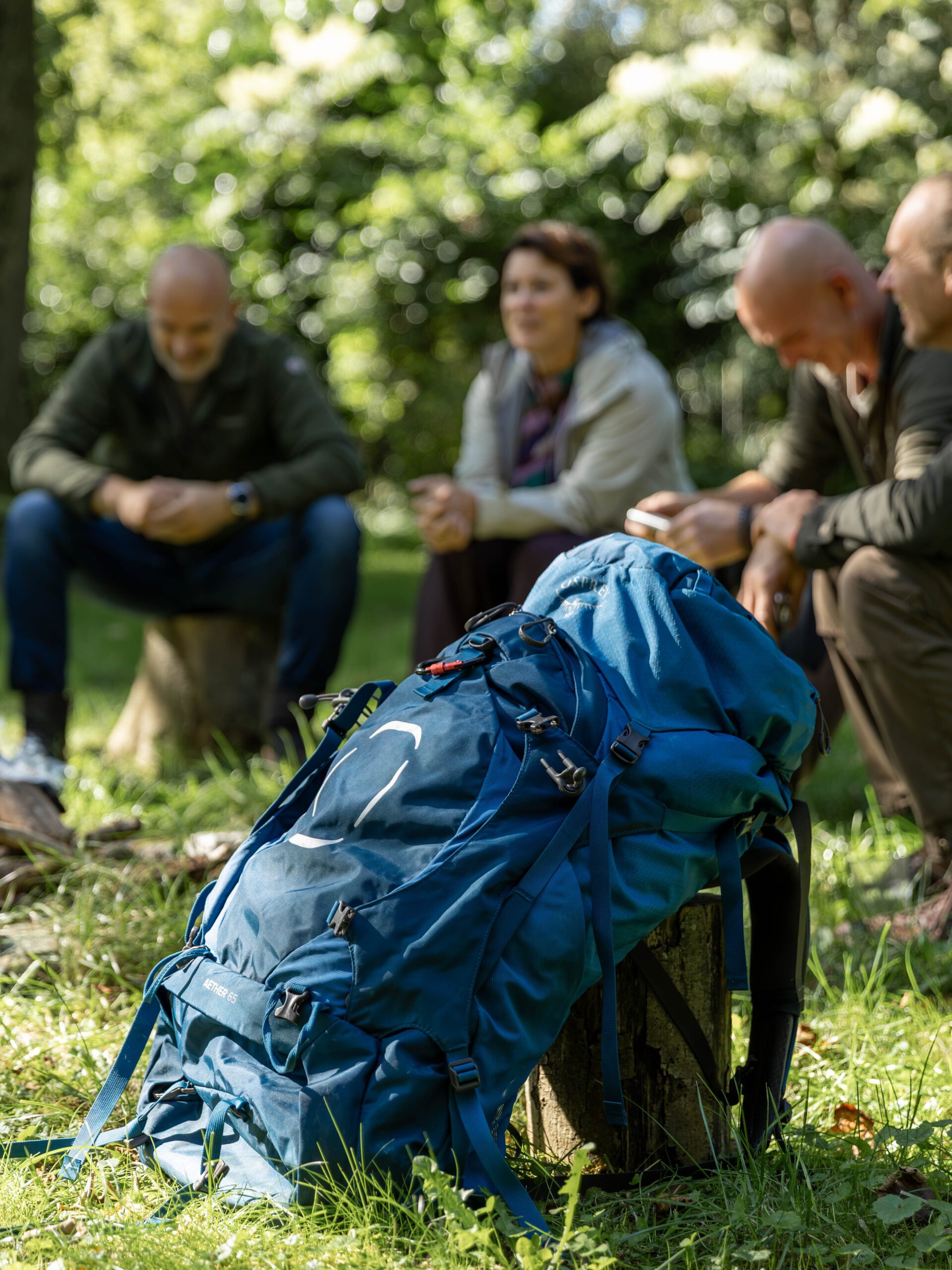 Deelnemers met rugzak in gesprek in de natuur