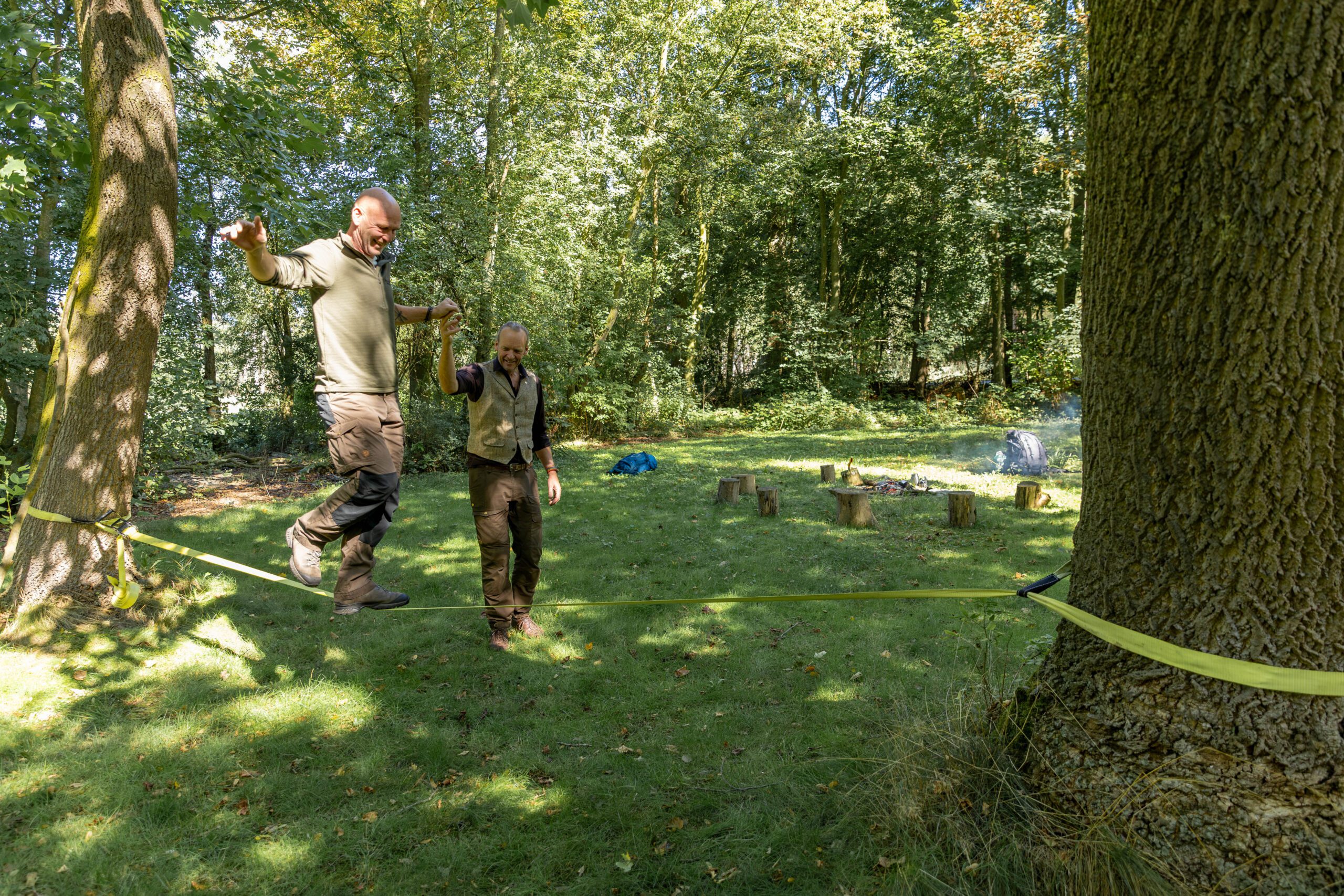 Balanceren op een lijn strak gespannen tussen twee bomen